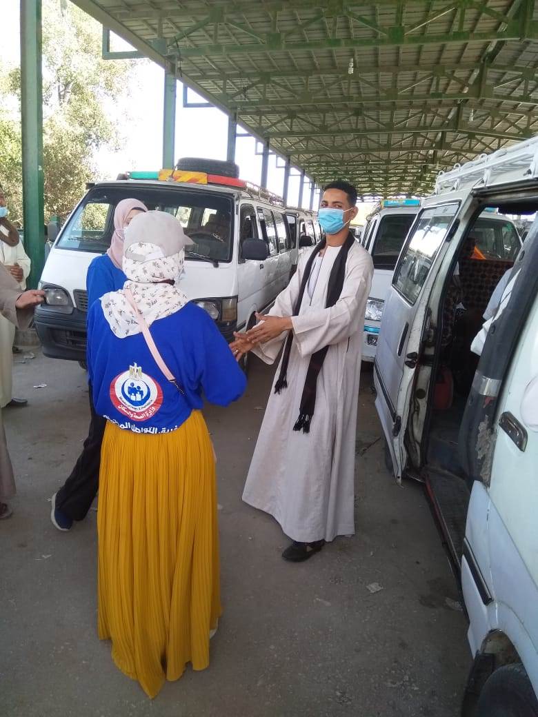 فرق_التواصل_المجتمعي_التابعة_لوزارة_الصحة_تجوب_أسيوط_(2)