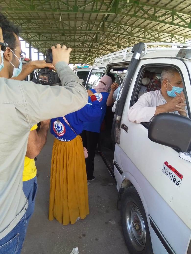 فرق_التواصل_المجتمعي_التابعة_لوزارة_الصحة_تجوب_أسيوط_(3)