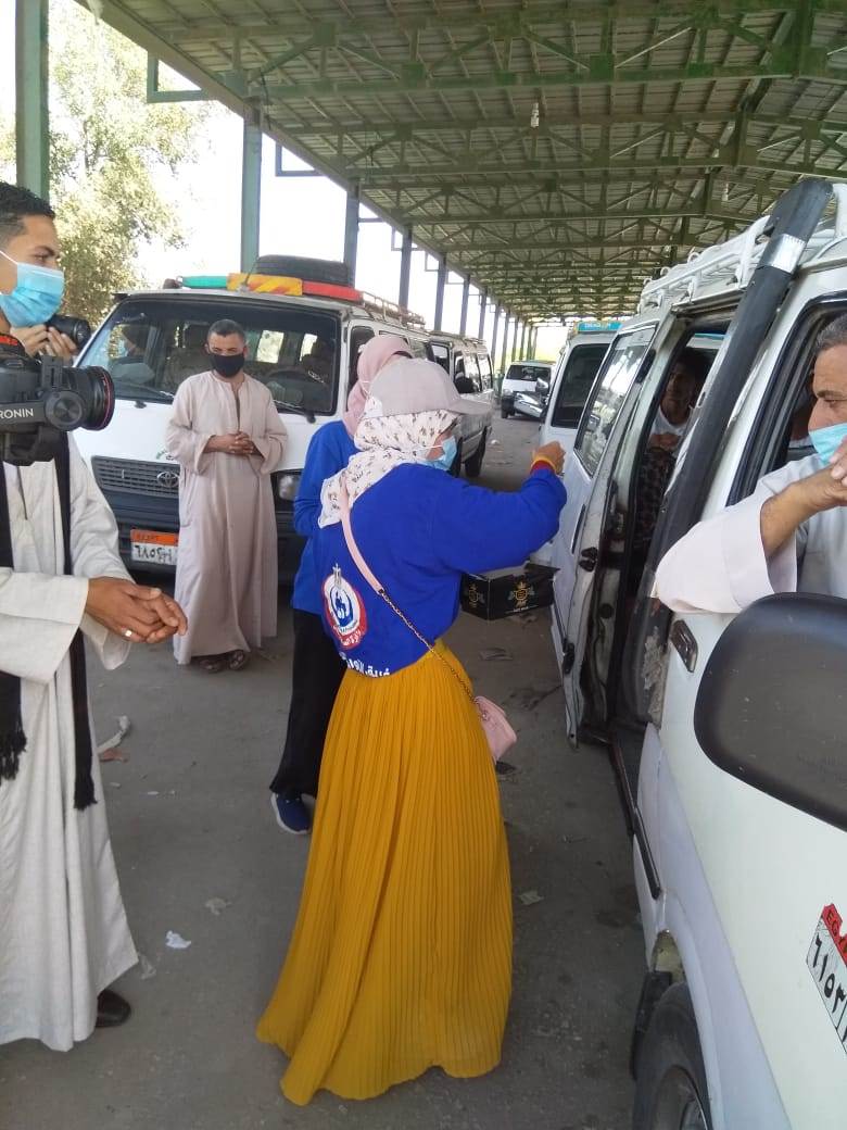 فرق_التواصل_المجتمعي_التابعة_لوزارة_الصحة_تجوب_أسيوط_(7)