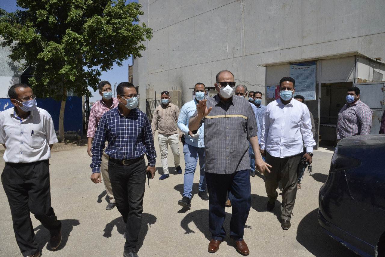 محافظ_أسيوط_يتفقد_أعمال_إحلال_وتجديد_محطة_مياه_التشيكى_(1)