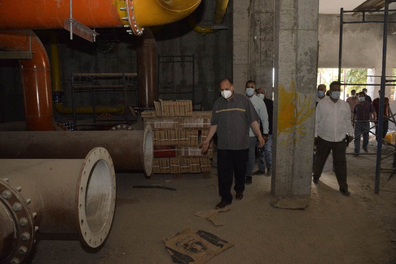 محافظ_أسيوط_يتفقد_أعمال_إحلال_وتجديد_محطة_مياه_التشيكى_(10)