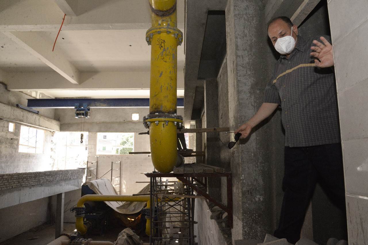 محافظ_أسيوط_يتفقد_أعمال_إحلال_وتجديد_محطة_مياه_التشيكى_(13)