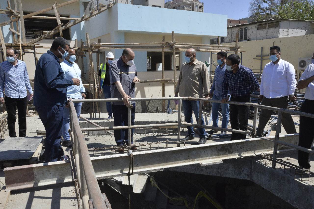 محافظ_أسيوط_يتفقد_أعمال_إحلال_وتجديد_محطة_مياه_التشيكى_(6)