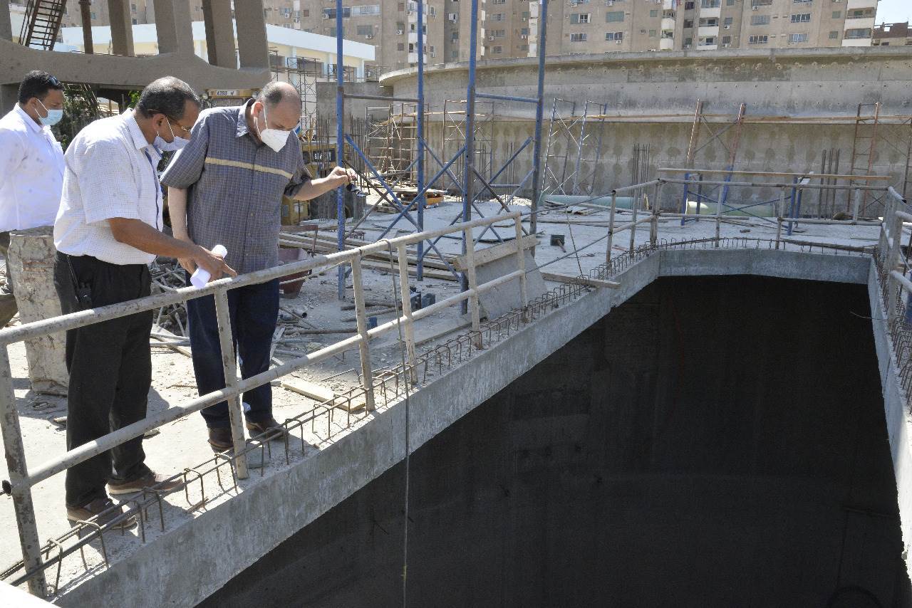محافظ_أسيوط_يتفقد_أعمال_إحلال_وتجديد_محطة_مياه_التشيكى_(7)
