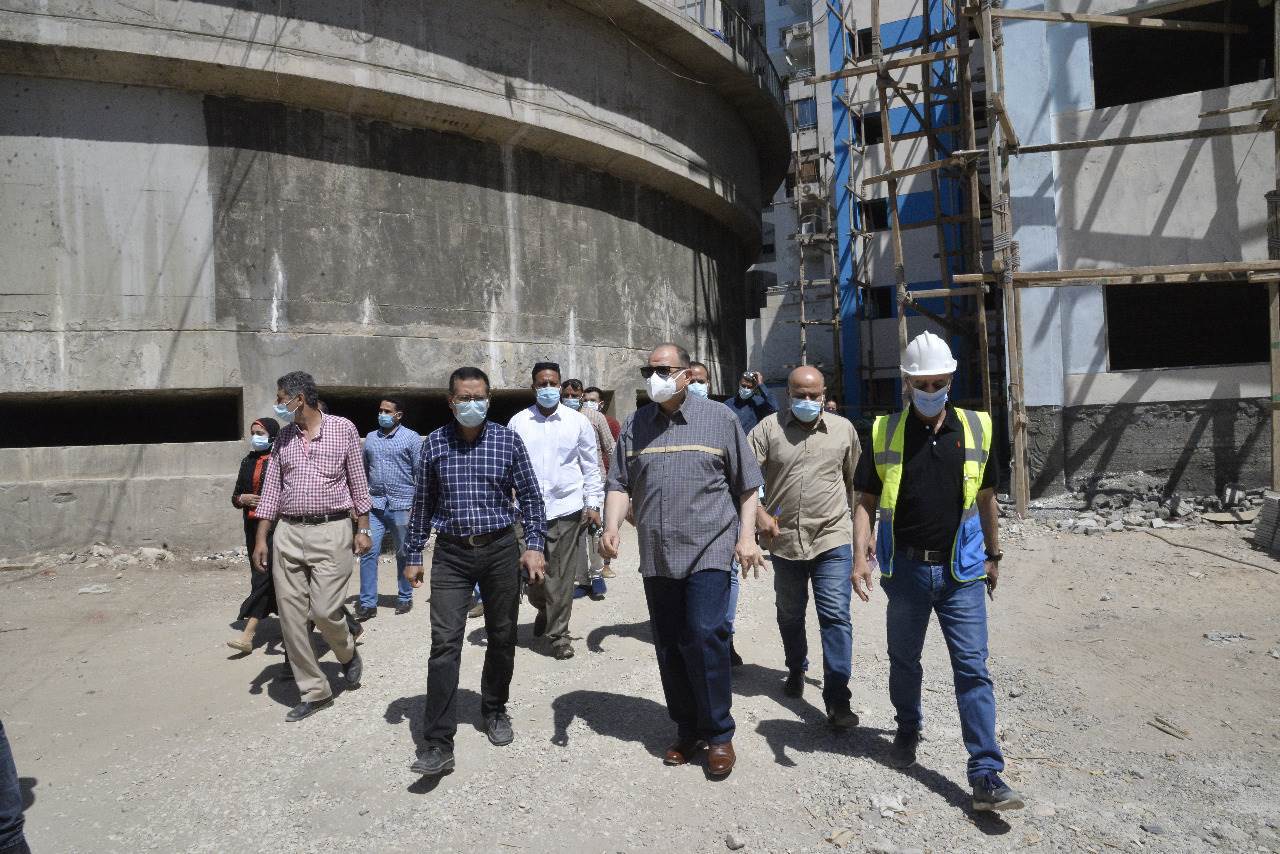 محافظ_أسيوط_يتفقد_أعمال_إحلال_وتجديد_محطة_مياه_التشيكى_(8)