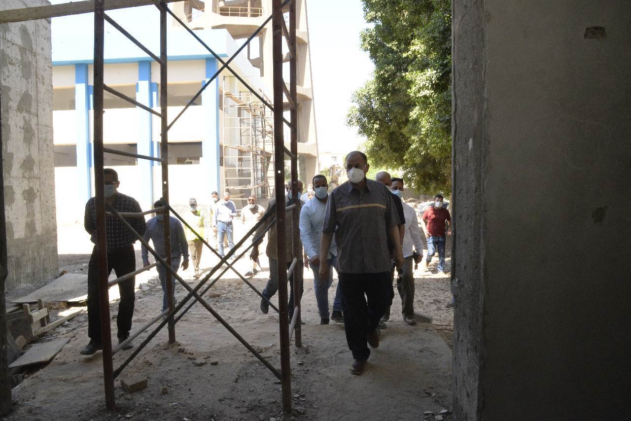 محافظ_أسيوط_يتفقد_أعمال_إحلال_وتجديد_محطة_مياه_التشيكى_(9)