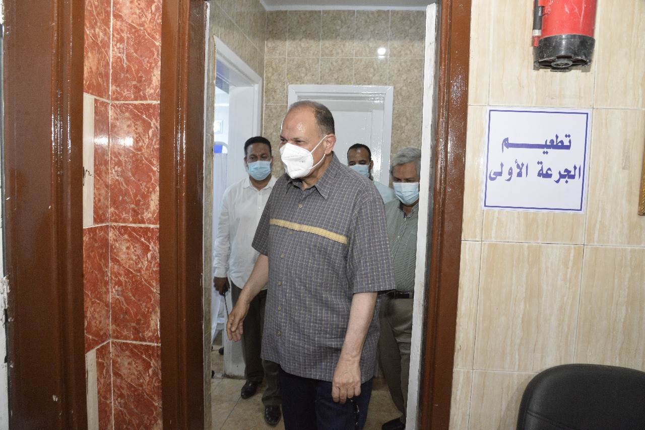 محافظ_أسيوط_يتفقد_تطعيم_المواطنين_بلقاح_كورونا_بالمركز_الصحي_بالوليدية_(11)