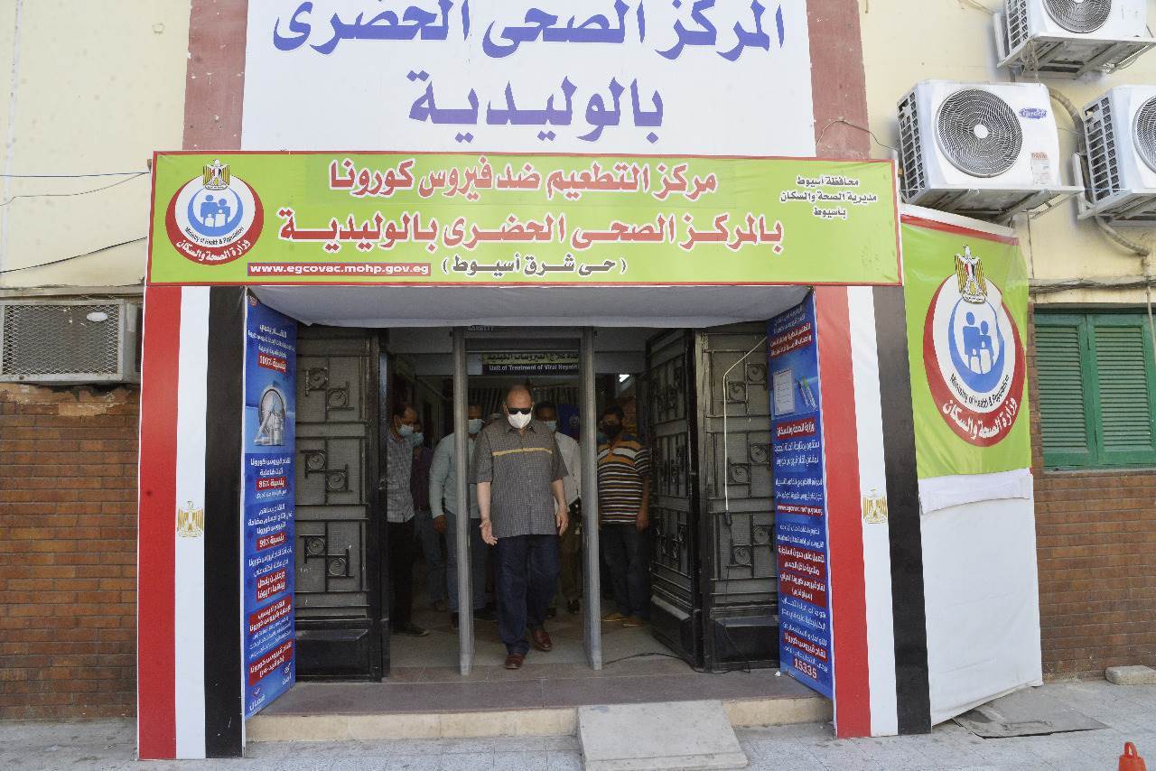 محافظ_أسيوط_يتفقد_تطعيم_المواطنين_بلقاح_كورونا_بالمركز_الصحي_بالوليدية_(12)