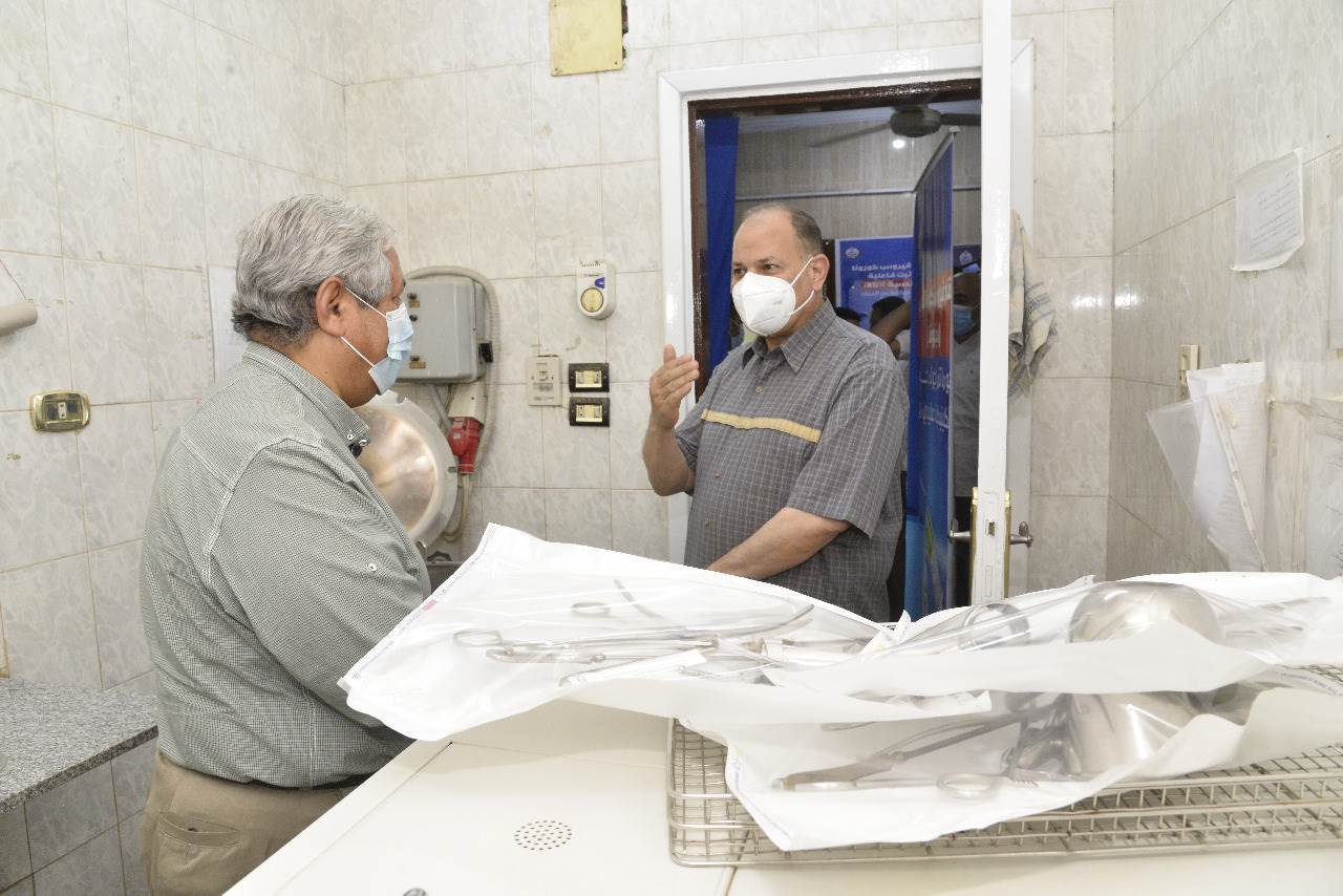 محافظ_أسيوط_يتفقد_تطعيم_المواطنين_بلقاح_كورونا_بالمركز_الصحي_بالوليدية_(3)