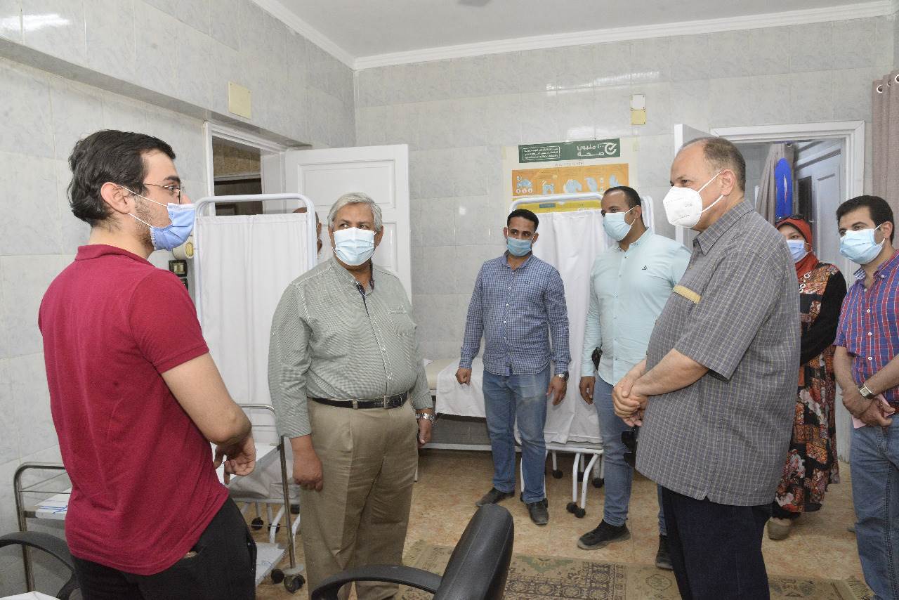 محافظ_أسيوط_يتفقد_تطعيم_المواطنين_بلقاح_كورونا_بالمركز_الصحي_بالوليدية_(5)
