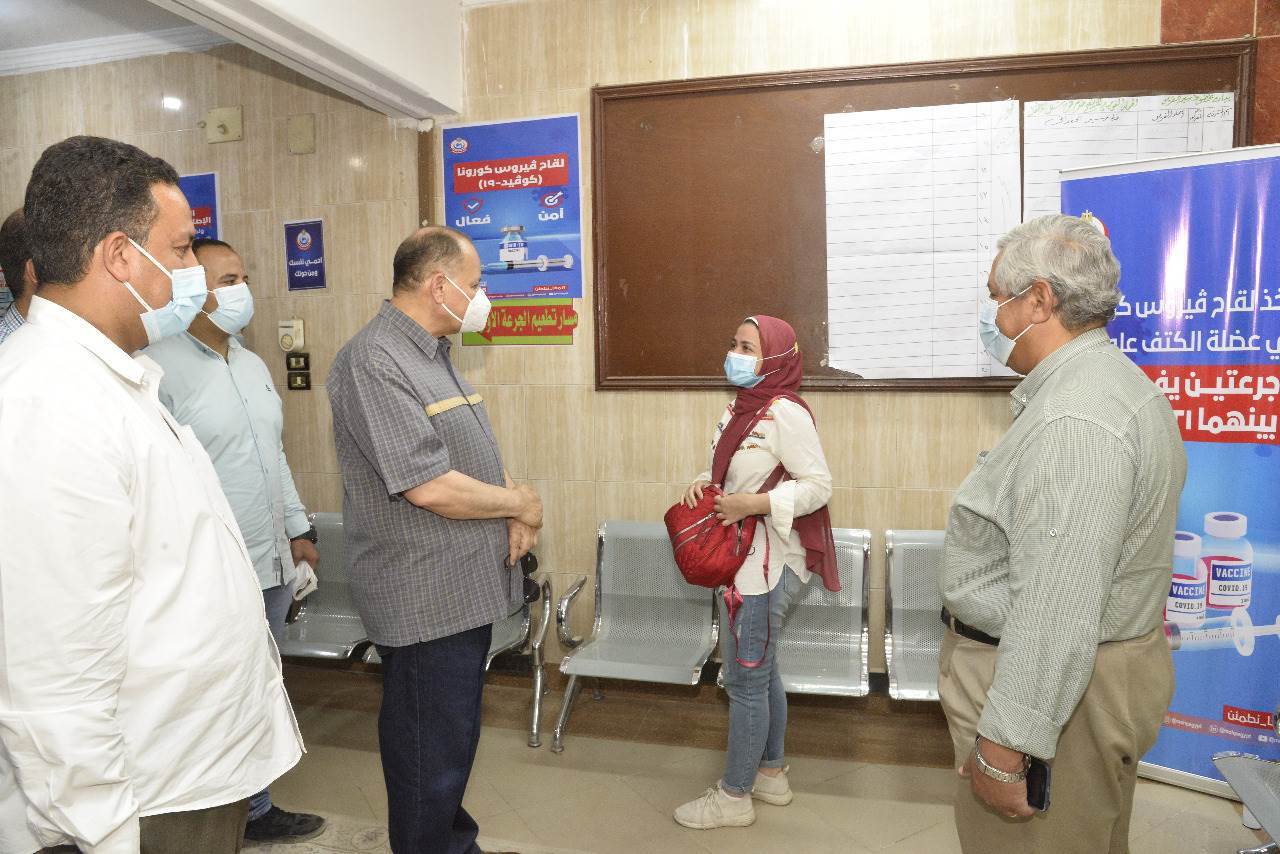 محافظ_أسيوط_يتفقد_تطعيم_المواطنين_بلقاح_كورونا_بالمركز_الصحي_بالوليدية_(8)