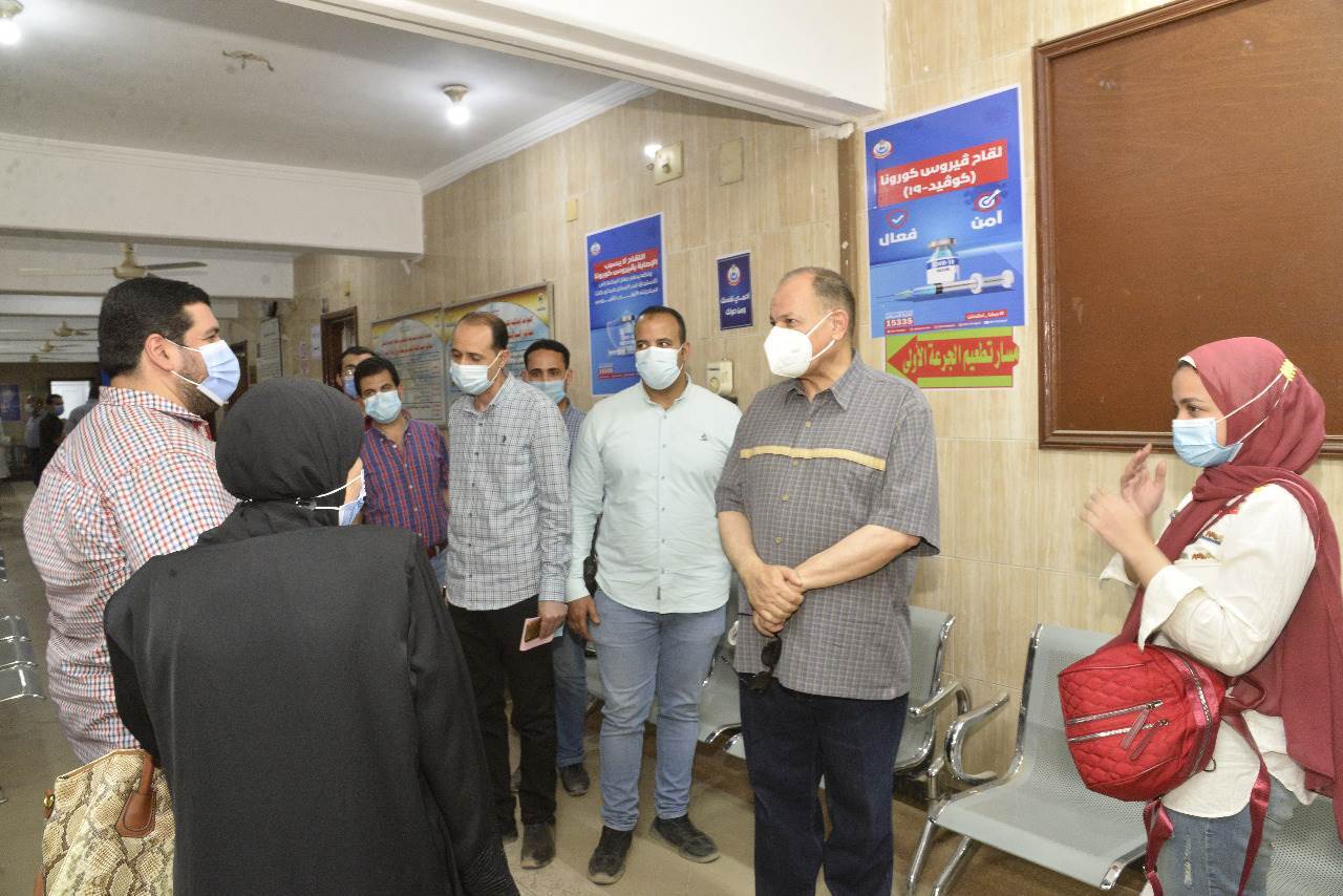محافظ_أسيوط_يتفقد_تطعيم_المواطنين_بلقاح_كورونا_بالمركز_الصحي_بالوليدية_(9)