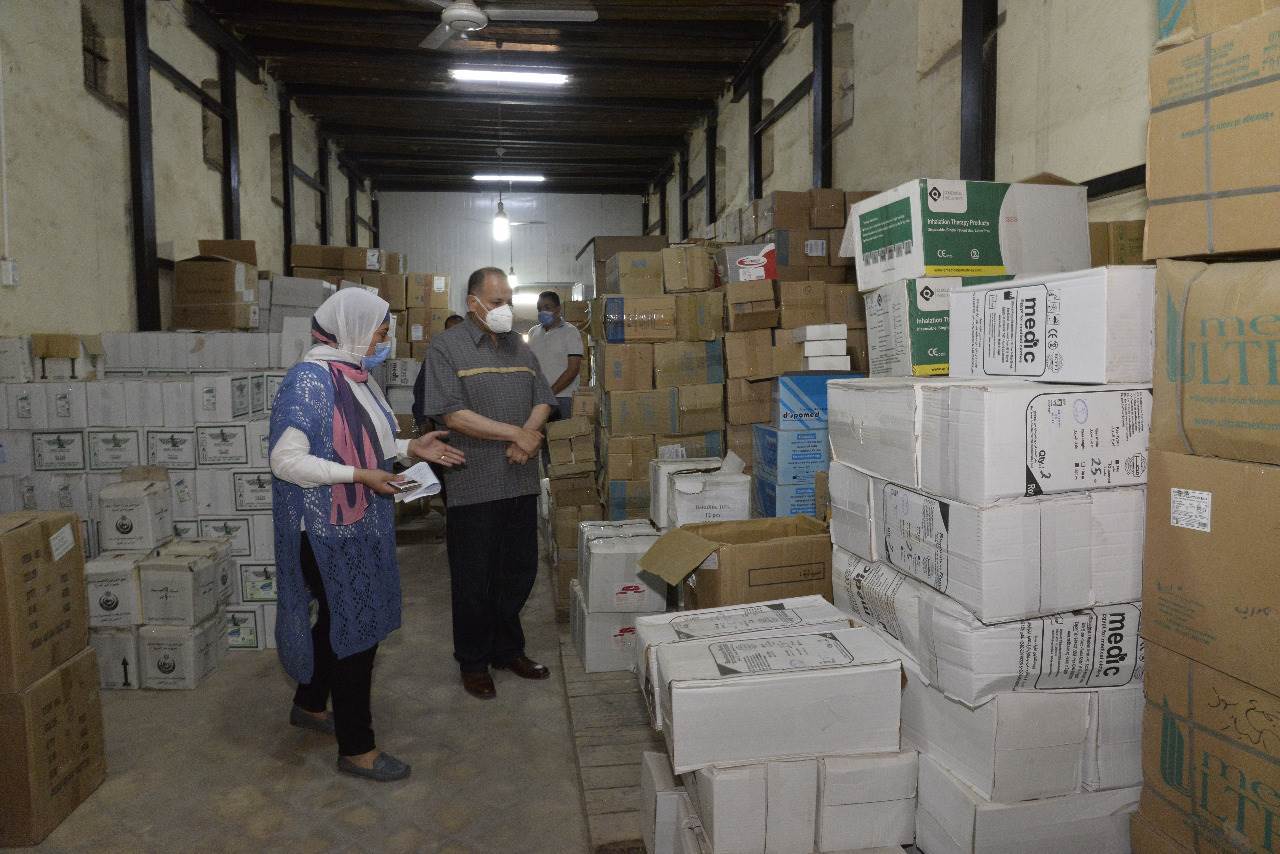 محافظ_أسيوط_يتفقد_مخزن_المستلزمات_الطبية_الاقليمي_بحي_غرب_(1)