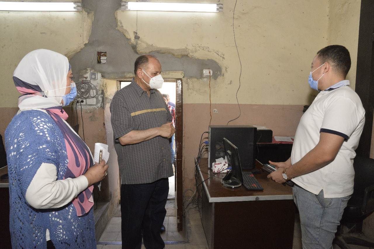 محافظ_أسيوط_يتفقد_مخزن_المستلزمات_الطبية_الاقليمي_بحي_غرب_(3)