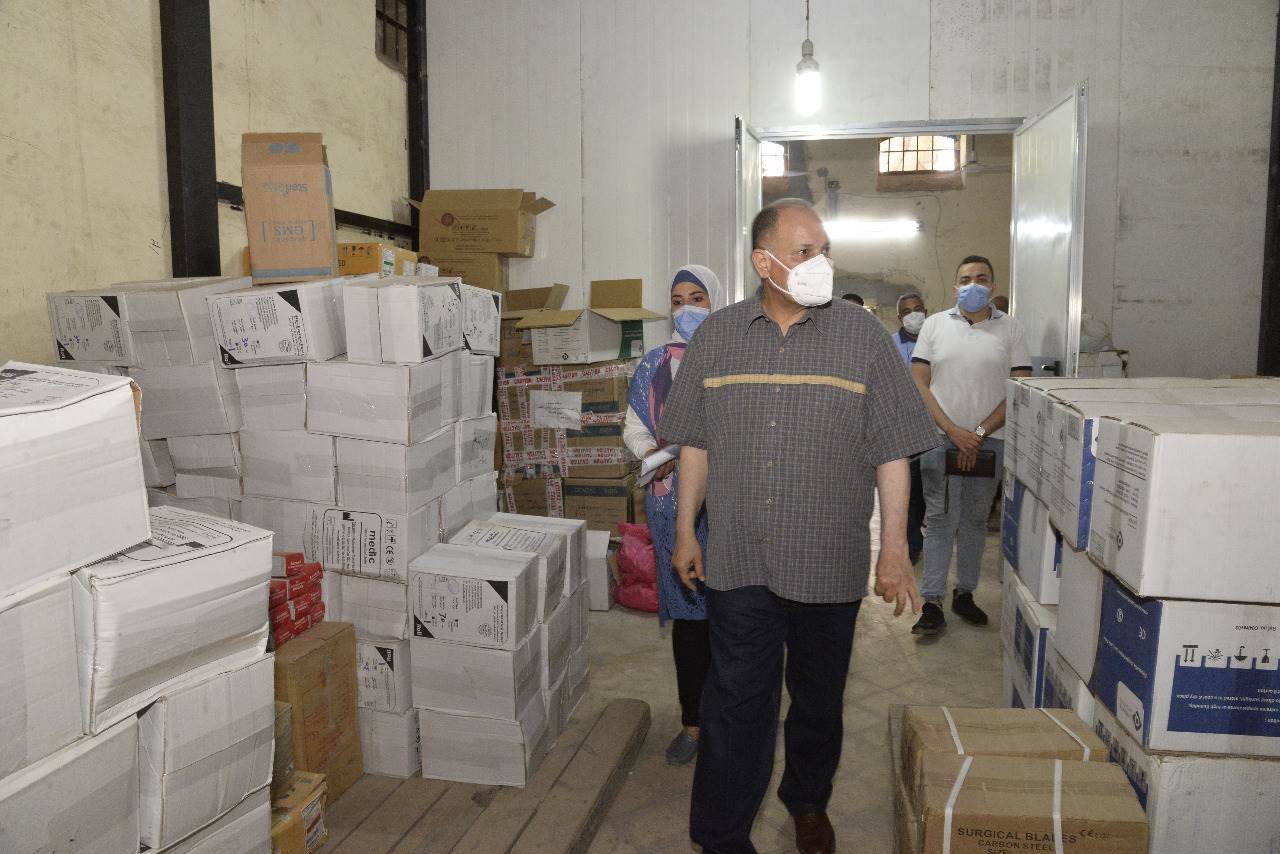 محافظ_أسيوط_يتفقد_مخزن_المستلزمات_الطبية_الاقليمي_بحي_غرب_(5)