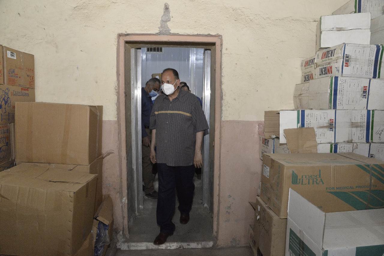 محافظ_أسيوط_يتفقد_مخزن_المستلزمات_الطبية_الاقليمي_بحي_غرب_(7)
