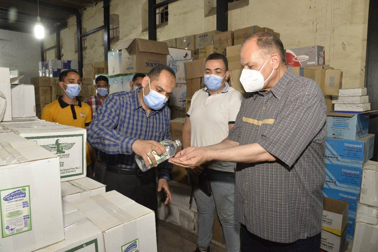 محافظ_أسيوط_يتفقد_مخزن_المستلزمات_الطبية_الاقليمي_بحي_غرب_(8)