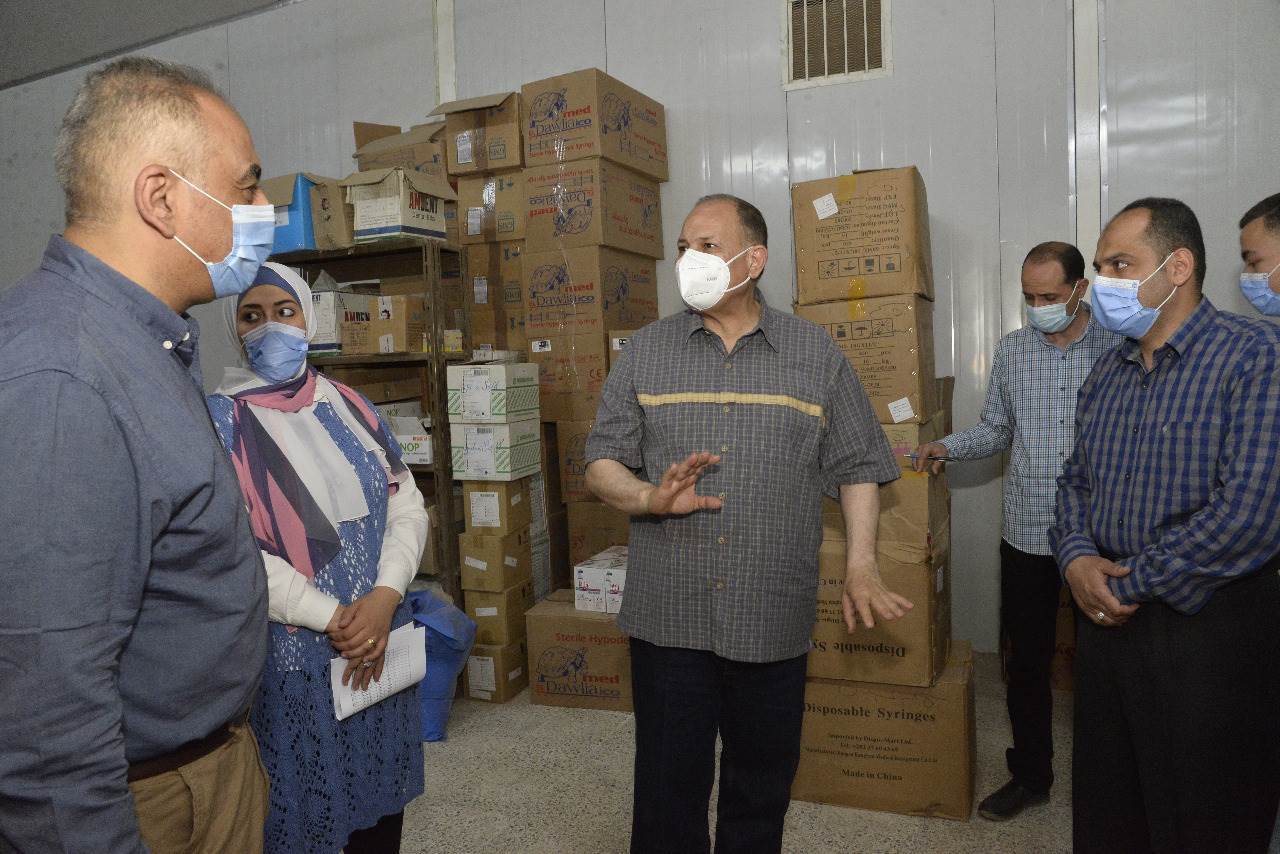 محافظ_أسيوط_يتفقد_مخزن_المستلزمات_الطبية_الاقليمي_بحي_غرب_(9)