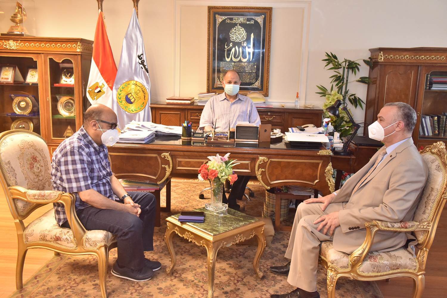 محافظ_أسيوط_يلتقي_المدير_الجديد_لمنطقة_وسط_الصعيد_للتأمين_الصحي__(1)