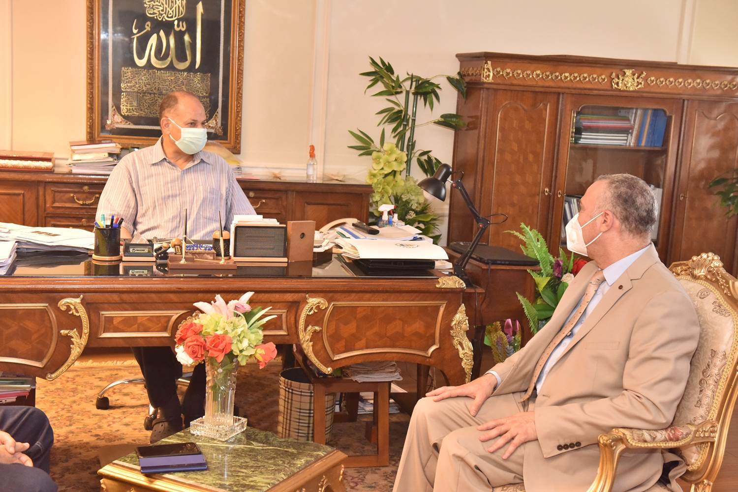 محافظ_أسيوط_يلتقي_المدير_الجديد_لمنطقة_وسط_الصعيد_للتأمين_الصحي__(2)