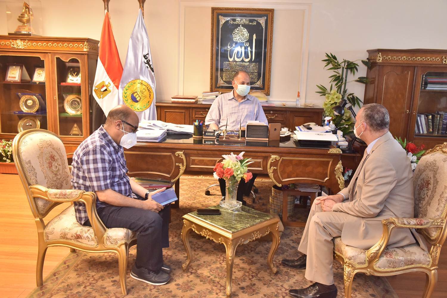 محافظ_أسيوط_يلتقي_المدير_الجديد_لمنطقة_وسط_الصعيد_للتأمين_الصحي__(3)