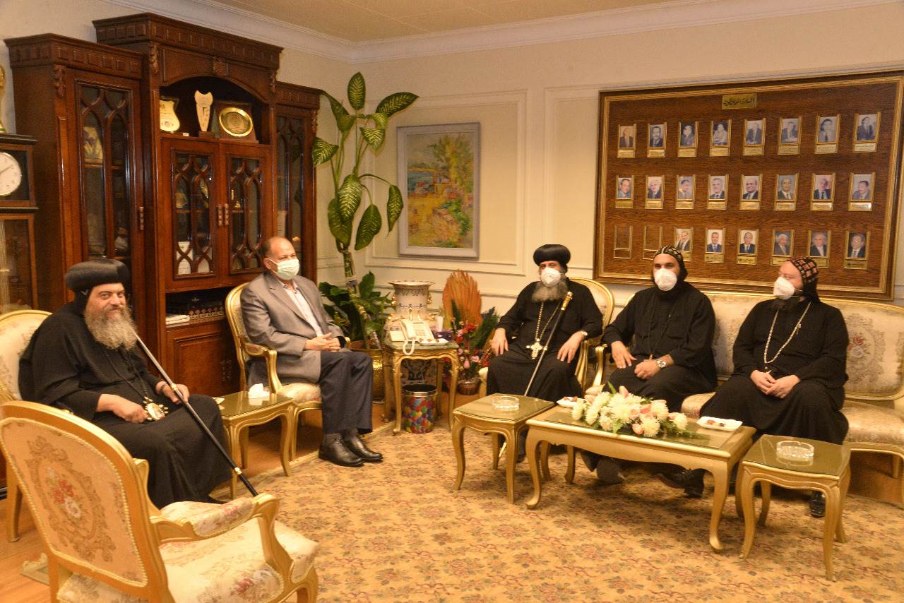 محافظ_أسيوط_يستقبل_أسقف_منفلوط_وأسقف_الدير_المحرق_للتهنئة_بعيد_الفطر_المبارك_(1)
