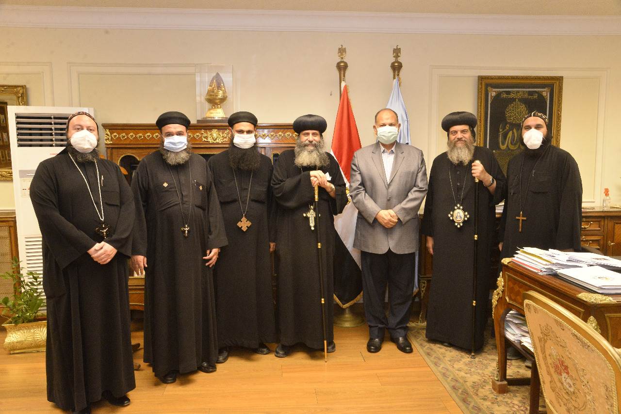 محافظ_أسيوط_يستقبل_أسقف_منفلوط_وأسقف_الدير_المحرق_للتهنئة_بعيد_الفطر_المبارك_(2)(1)