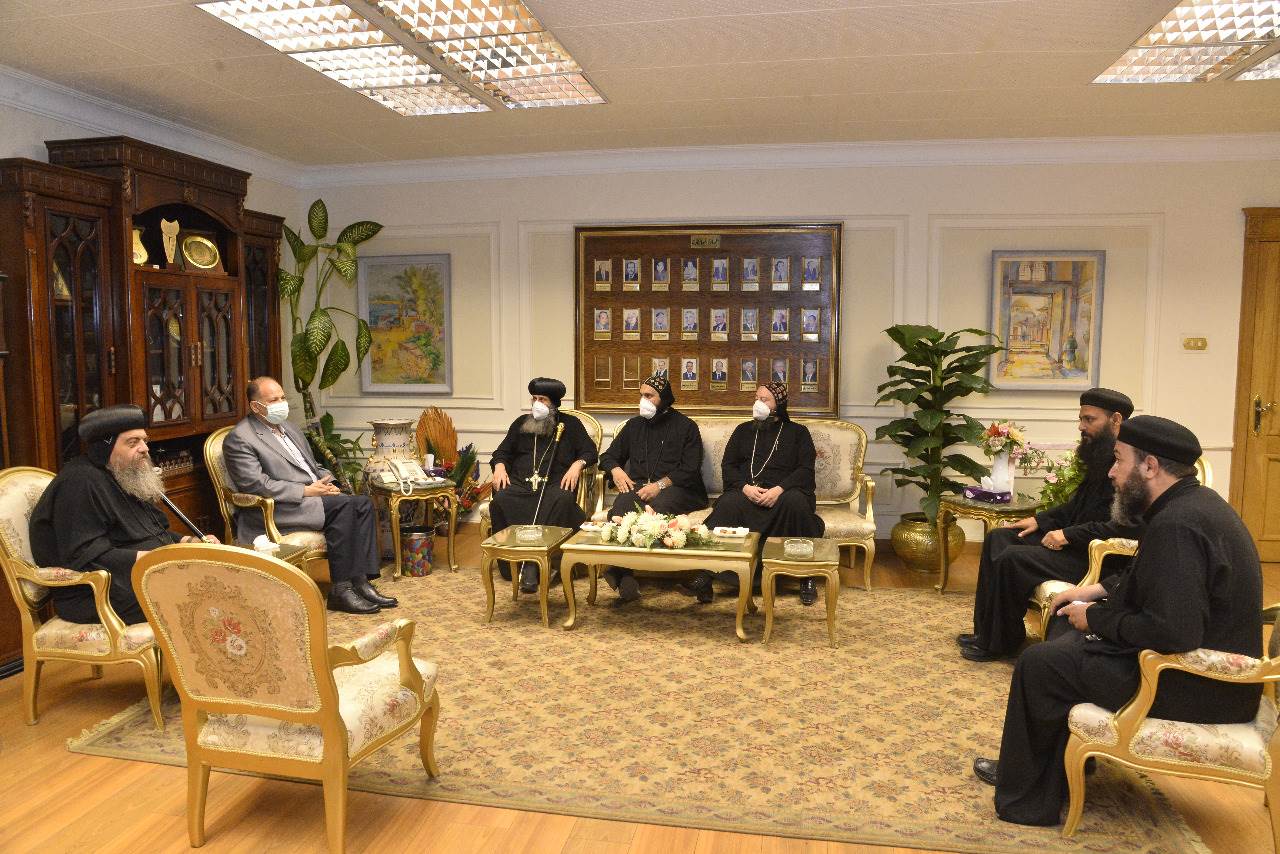 محافظ_أسيوط_يستقبل_أسقف_منفلوط_وأسقف_الدير_المحرق_للتهنئة_بعيد_الفطر_المبارك_(3)