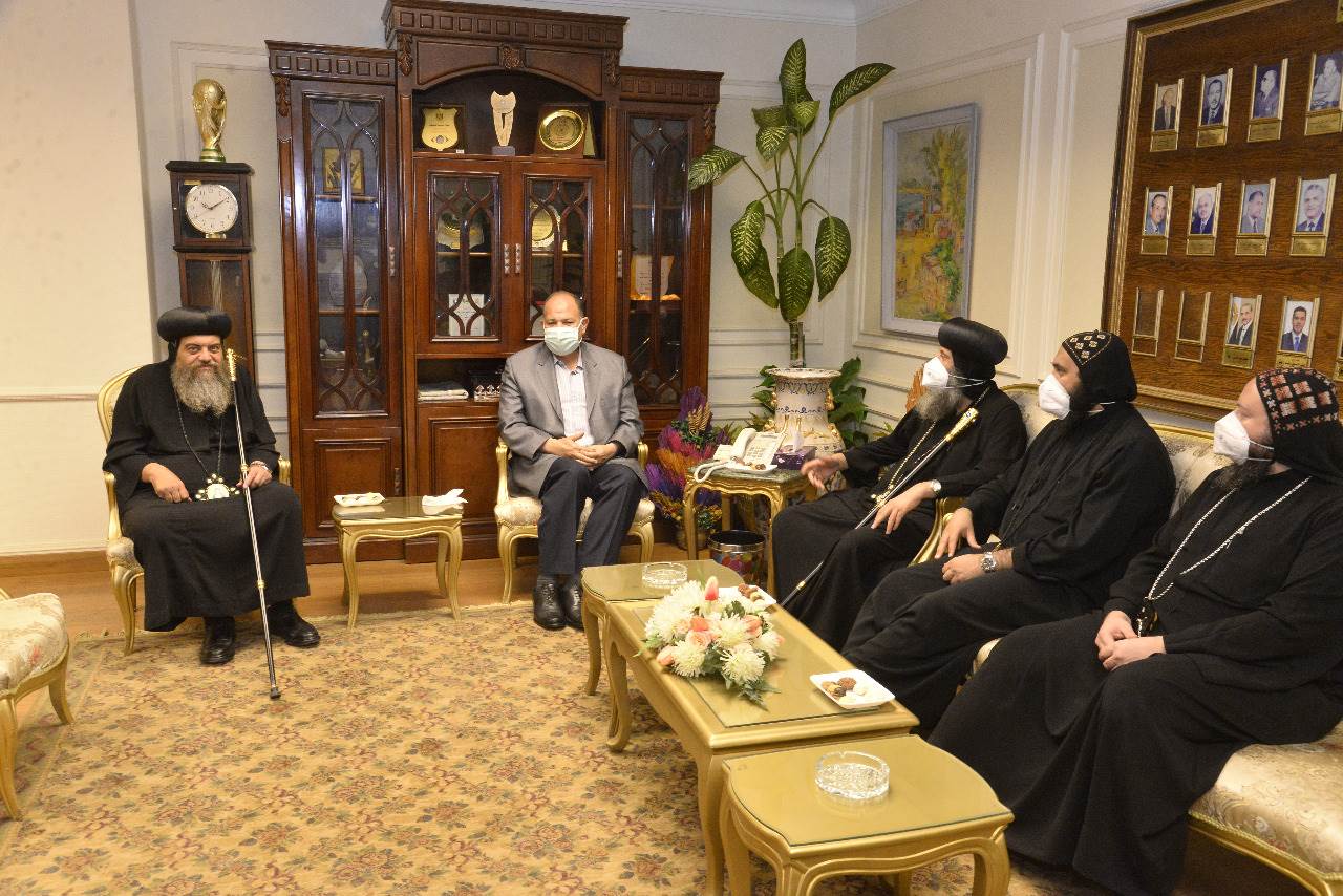 محافظ_أسيوط_يستقبل_أسقف_منفلوط_وأسقف_الدير_المحرق_للتهنئة_بعيد_الفطر_المبارك_(4)