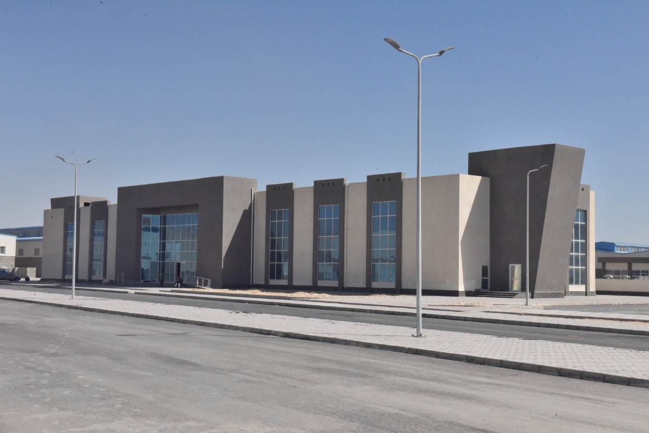 محافظ_أسيوط_يتفقد_الرصف_بمجمع_الصناعات_الصغيرة_والمتوسطة_بعرب_العوامر_(10)