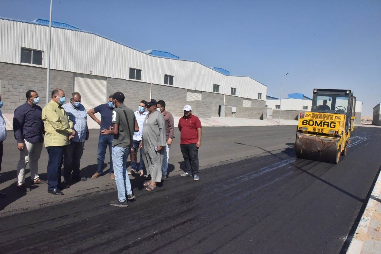 محافظ_أسيوط_يتفقد_الرصف_بمجمع_الصناعات_الصغيرة_والمتوسطة_بعرب_العوامر_(16)