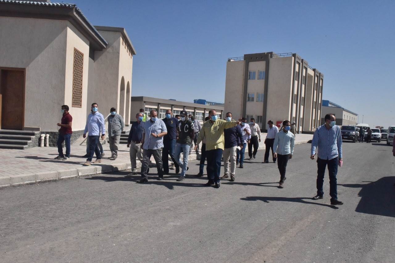 محافظ_أسيوط_يتفقد_الرصف_بمجمع_الصناعات_الصغيرة_والمتوسطة_بعرب_العوامر_(2)_-_Copy