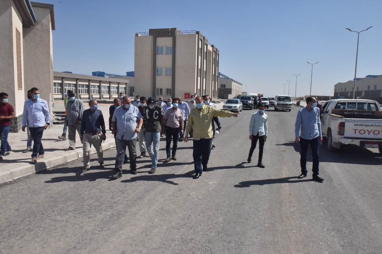 محافظ_أسيوط_يتفقد_الرصف_بمجمع_الصناعات_الصغيرة_والمتوسطة_بعرب_العوامر_(4)