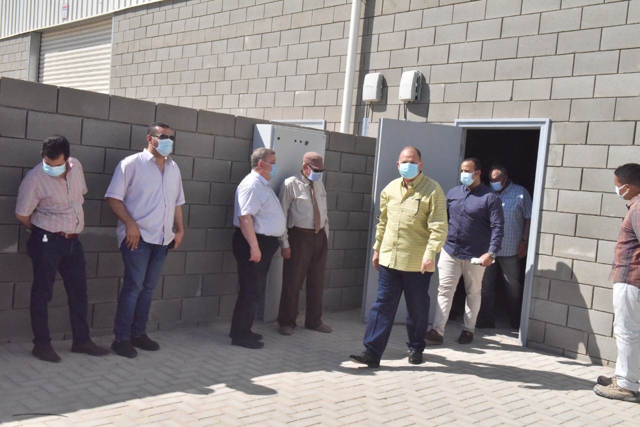 محافظ_أسيوط_يتفقد_الرصف_بمجمع_الصناعات_الصغيرة_والمتوسطة_بعرب_العوامر_(5)