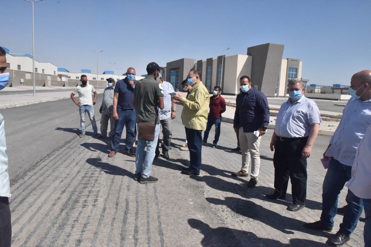 محافظ_أسيوط_يتفقد_الرصف_بمجمع_الصناعات_الصغيرة_والمتوسطة_بعرب_العوامر_(6)