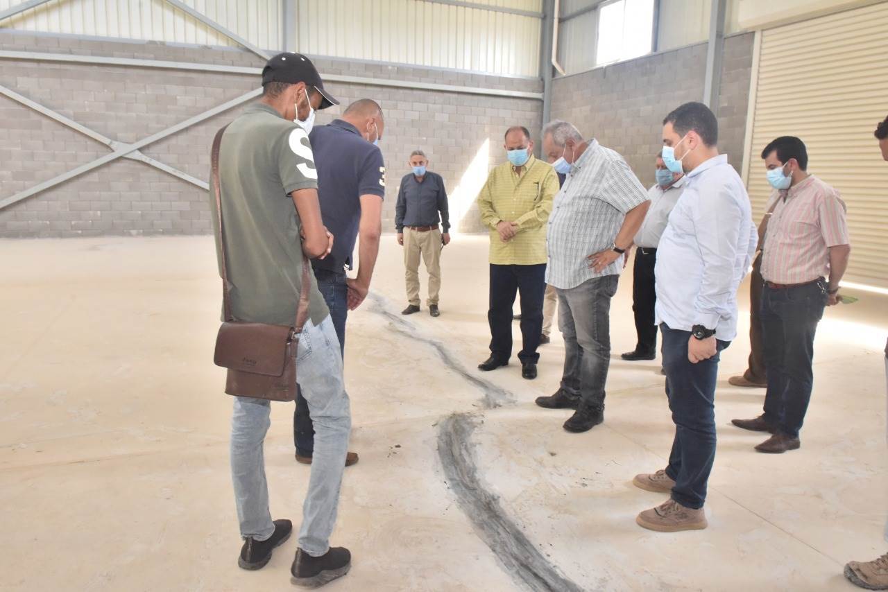 محافظ_أسيوط_يتفقد_الرصف_بمجمع_الصناعات_الصغيرة_والمتوسطة_بعرب_العوامر_(7)