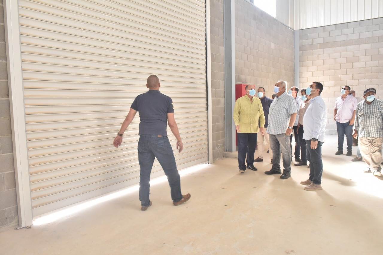 محافظ_أسيوط_يتفقد_الرصف_بمجمع_الصناعات_الصغيرة_والمتوسطة_بعرب_العوامر_(8)