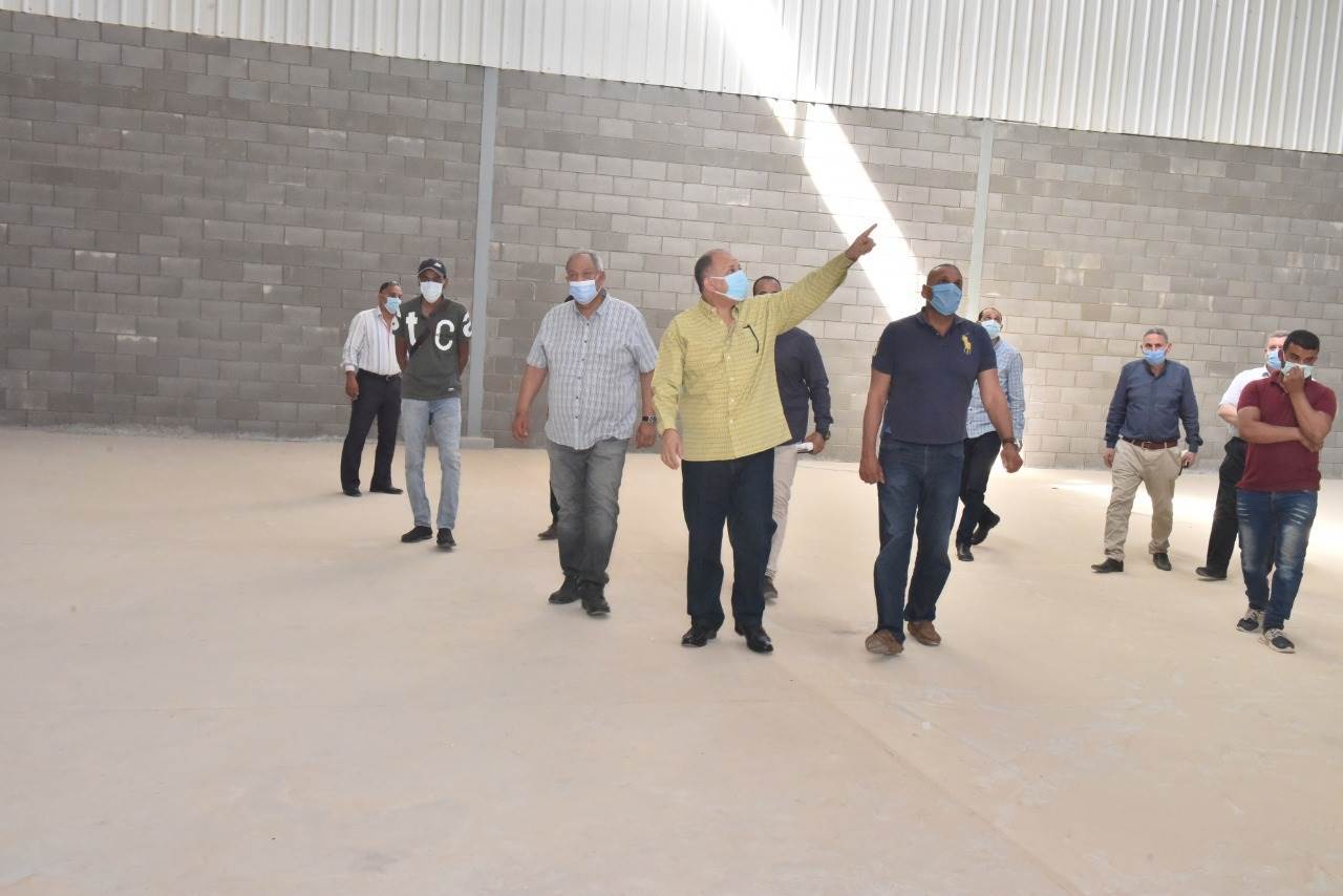 محافظ_أسيوط_يتفقد_الرصف_بمجمع_الصناعات_الصغيرة_والمتوسطة_بعرب_العوامر_(9)