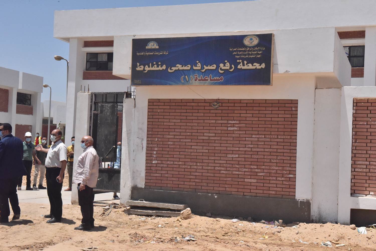 محافظ_أسيوط_يتفقد_محطة_رفع_صرف_صحي_الحما_وبعض_شبكات_الصرف_بمنفلوط_(1)