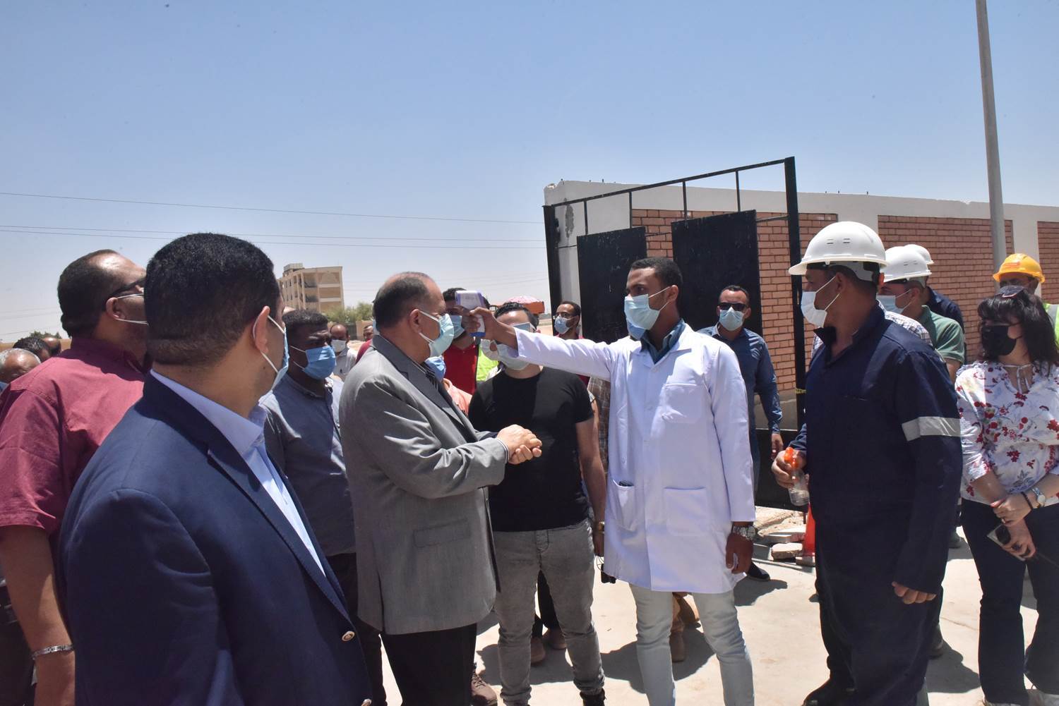 محافظ_أسيوط_يتفقد_محطة_رفع_صرف_صحي_الحما_وبعض_شبكات_الصرف_بمنفلوط_(3)