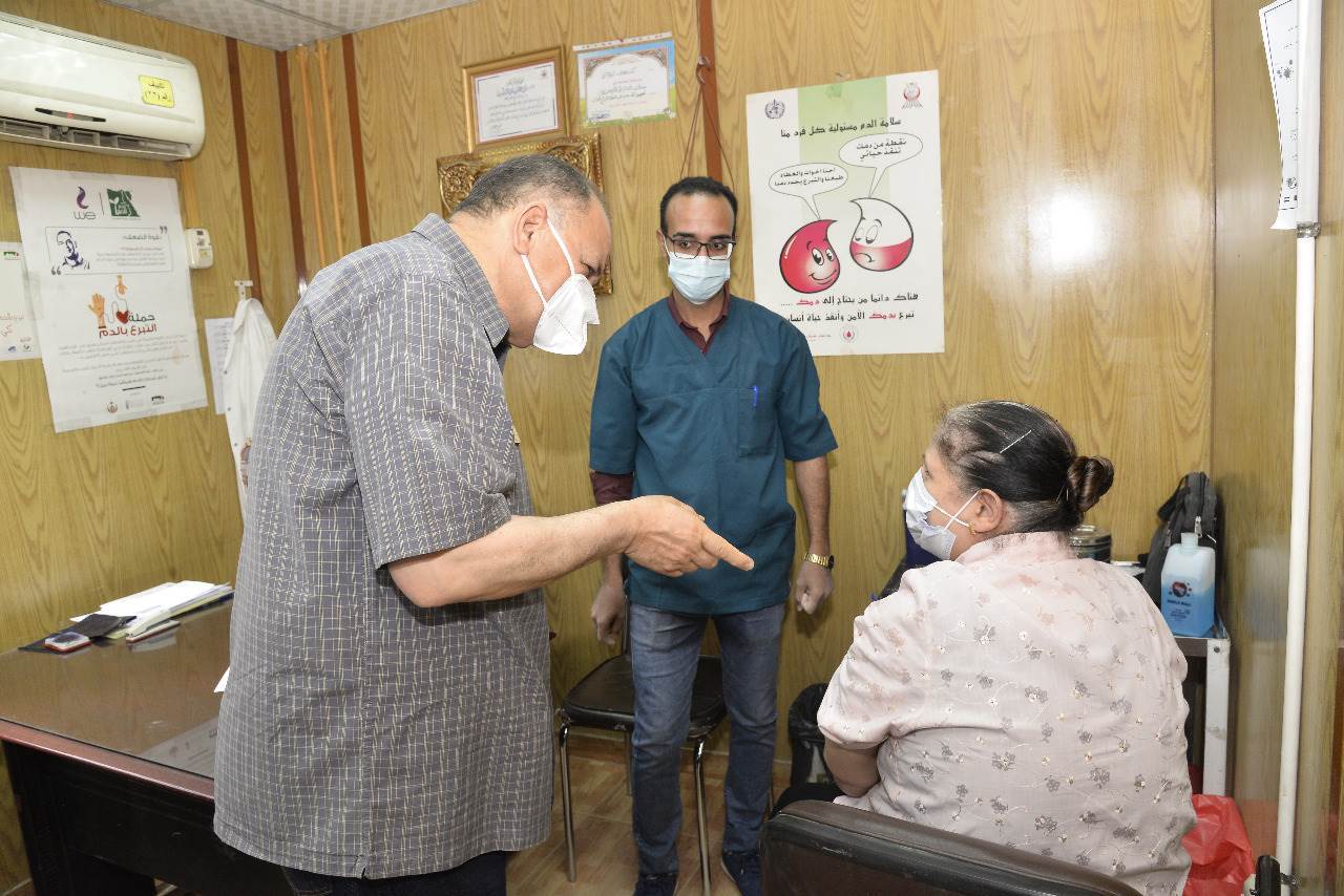 محافظ_أسيوط_يتفقد_مركز_تطعيم_لقاح_كورونا_بالمركز_الاقليمي_لخدمات_نقل_الدم_(10)