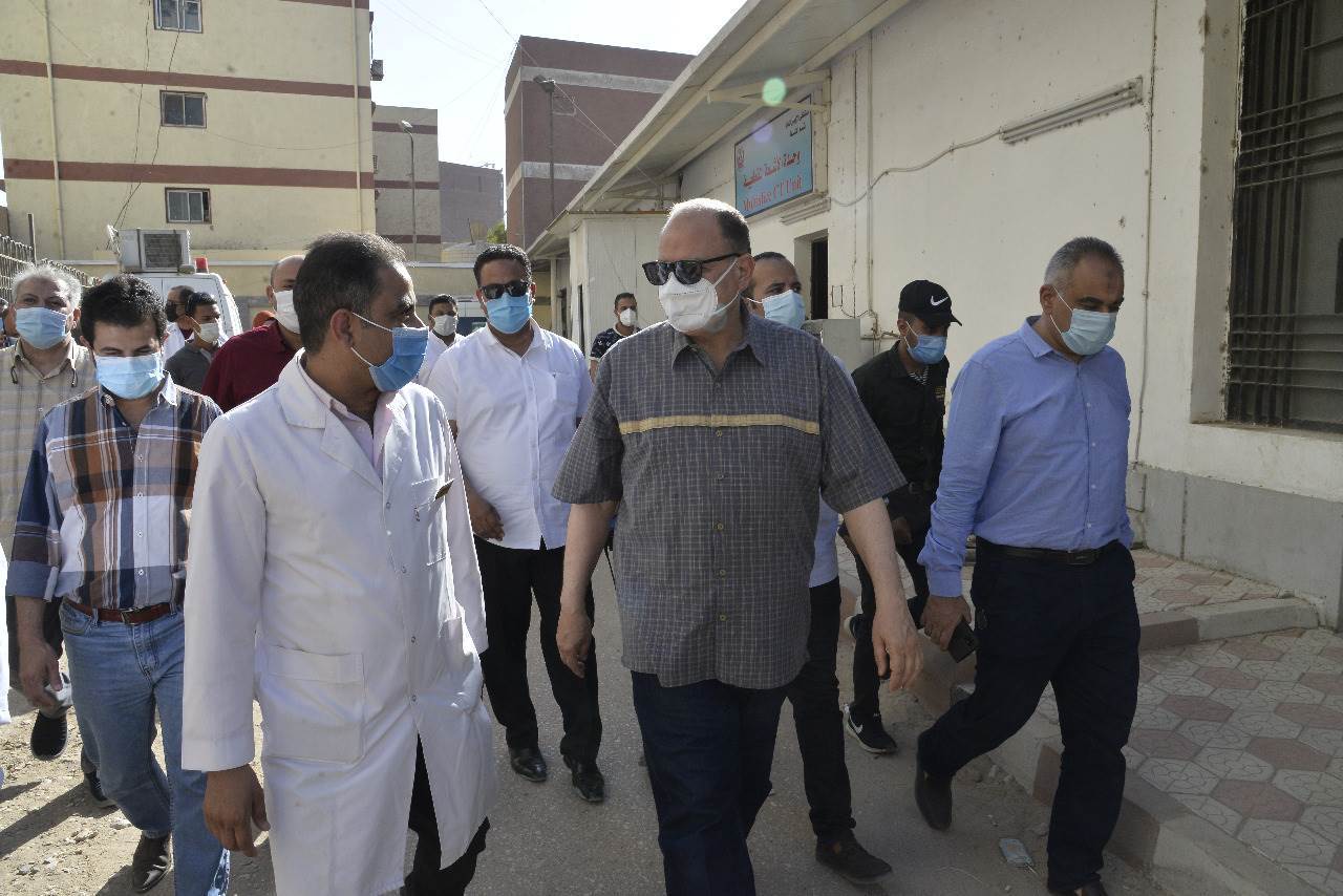 محافظ_أسيوط_يتفقد_مركز_تطعيم_لقاح_كورونا_بالمركز_الاقليمي_لخدمات_نقل_الدم_(2)