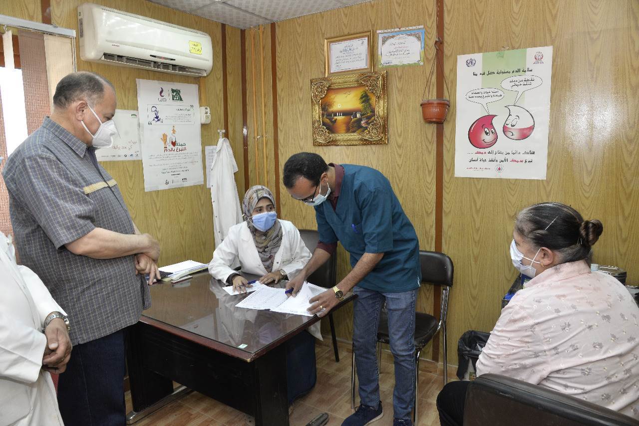 محافظ_أسيوط_يتفقد_مركز_تطعيم_لقاح_كورونا_بالمركز_الاقليمي_لخدمات_نقل_الدم_(8)