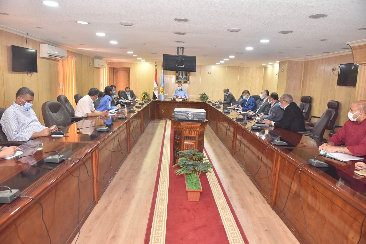 محافظ_أسيوط_يجتمع_مع_مسئولي_أملاك_الدولة_بوزارة_الري_(4)