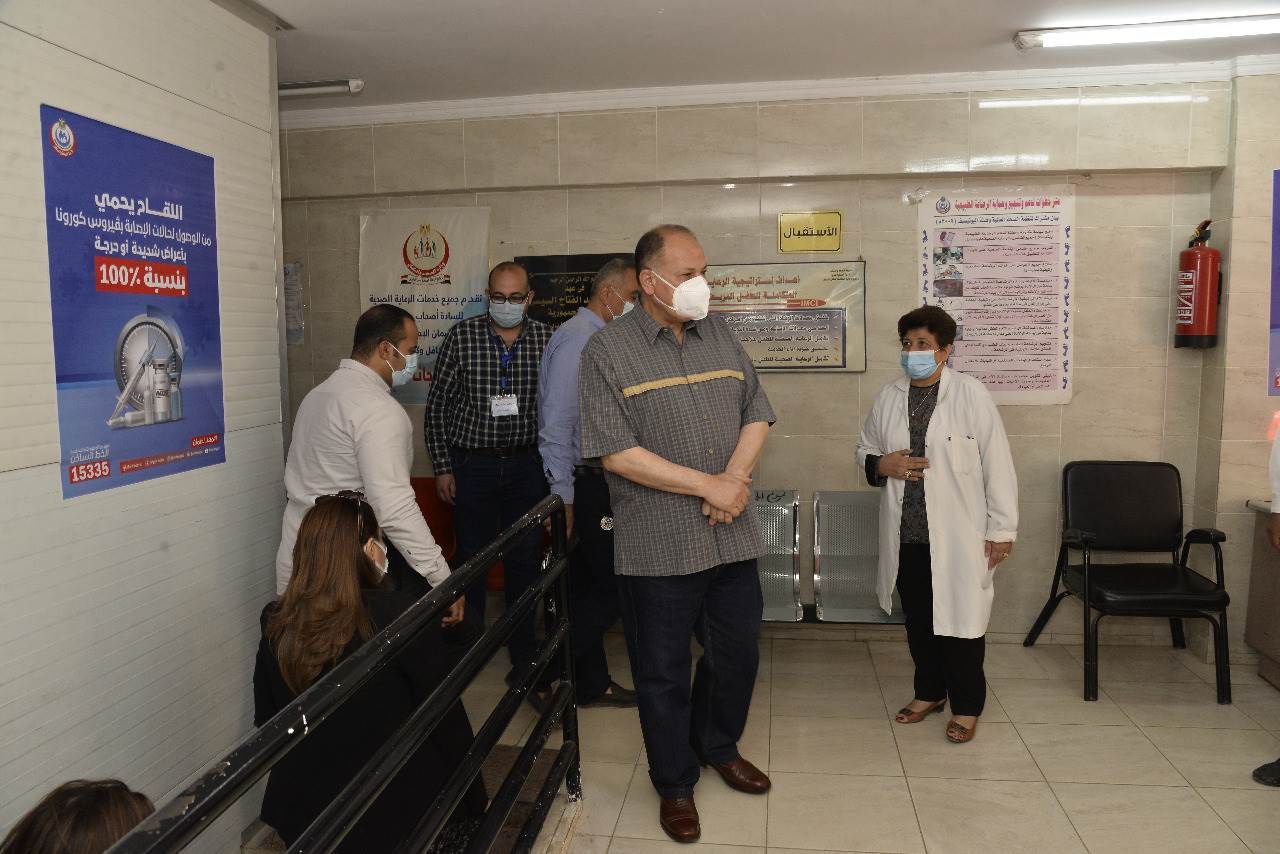 محافظ_أسيوط_يتفقد_سير_العمل_بمركز_تطعيم_المواطنين_بلقاح_كورونا_بمركز_رعاية_طفل_قلتة_(1)