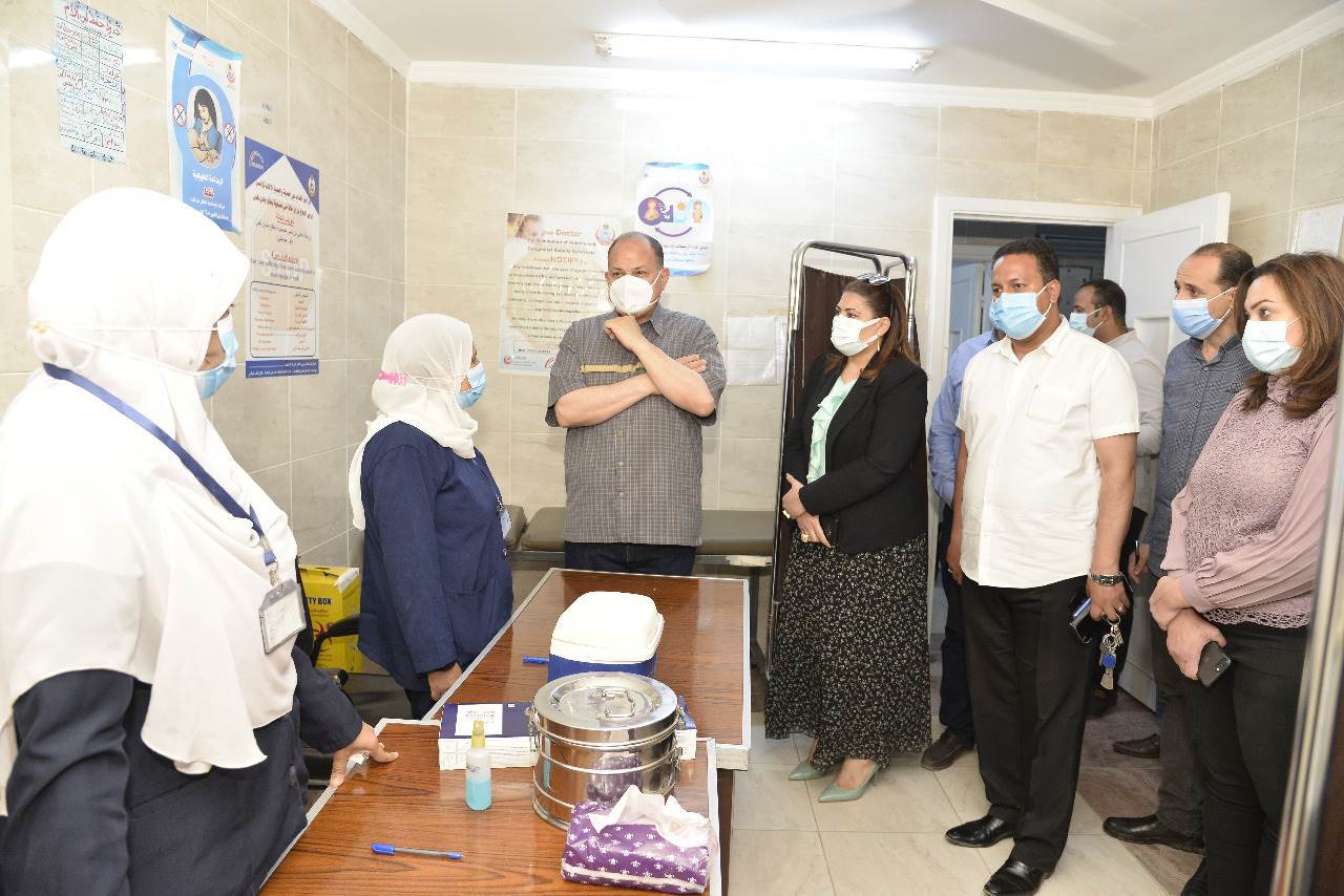 محافظ_أسيوط_يتفقد_سير_العمل_بمركز_تطعيم_المواطنين_بلقاح_كورونا_بمركز_رعاية_طفل_قلتة_(10)