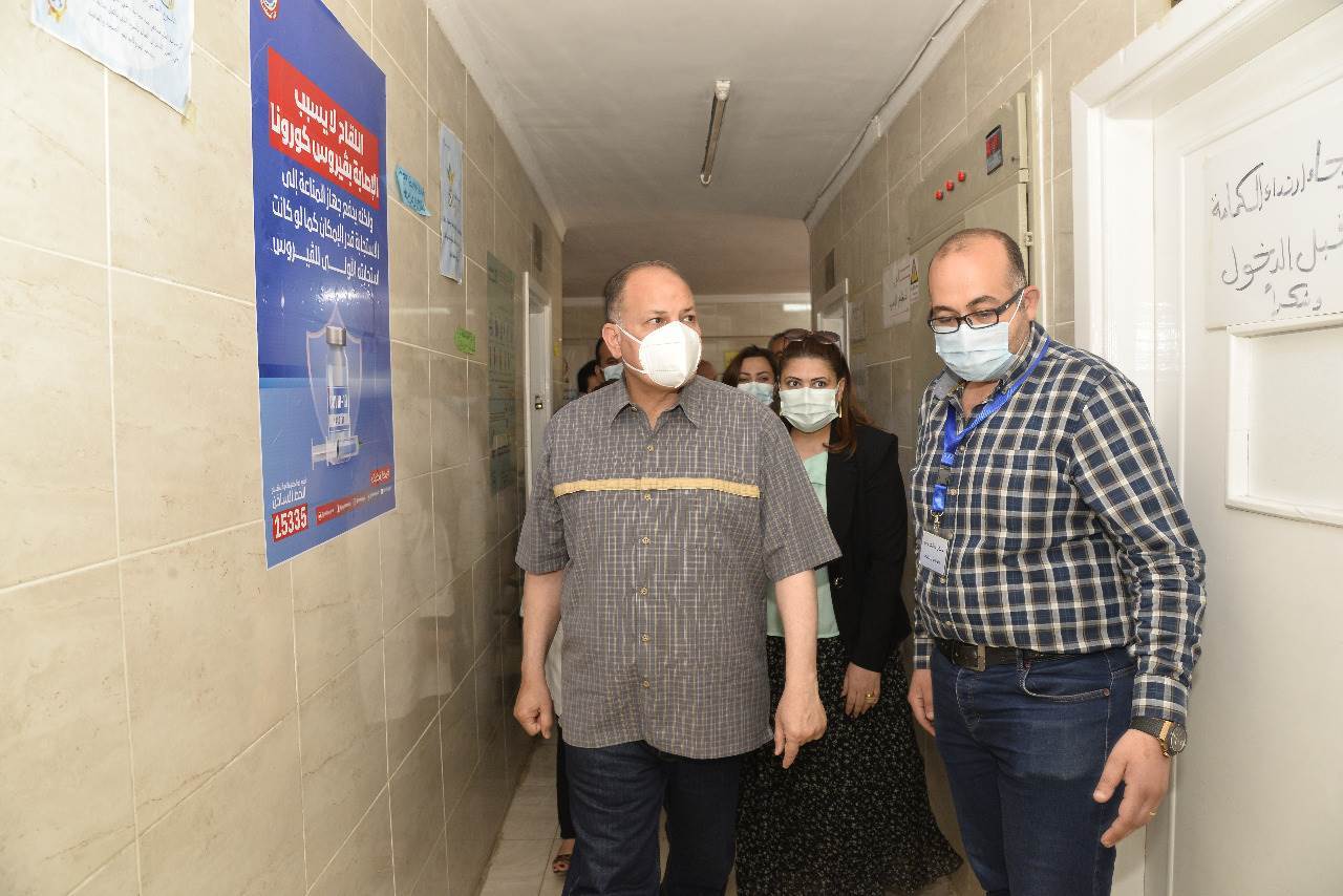 محافظ_أسيوط_يتفقد_سير_العمل_بمركز_تطعيم_المواطنين_بلقاح_كورونا_بمركز_رعاية_طفل_قلتة_(2)