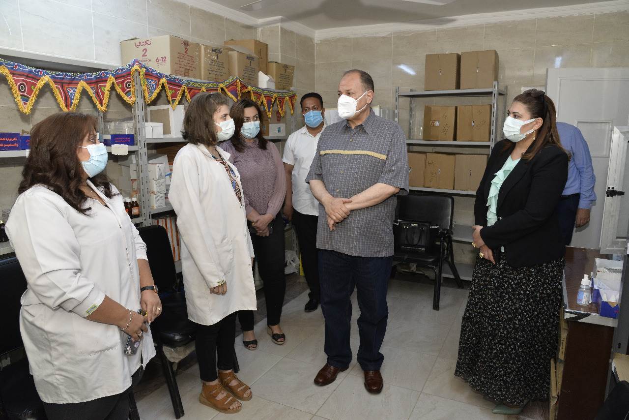 محافظ_أسيوط_يتفقد_سير_العمل_بمركز_تطعيم_المواطنين_بلقاح_كورونا_بمركز_رعاية_طفل_قلتة_(3)