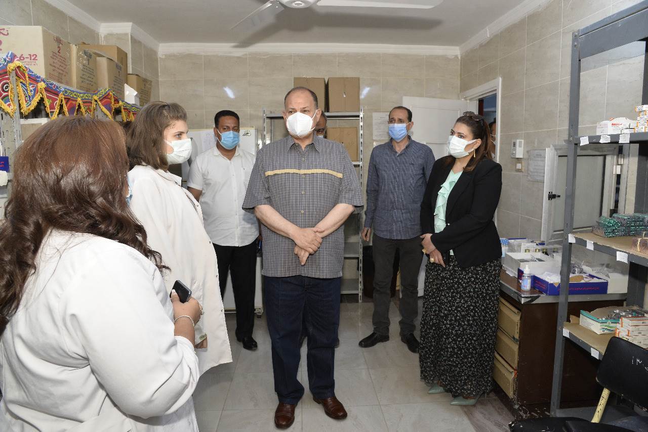 محافظ_أسيوط_يتفقد_سير_العمل_بمركز_تطعيم_المواطنين_بلقاح_كورونا_بمركز_رعاية_طفل_قلتة_(4)