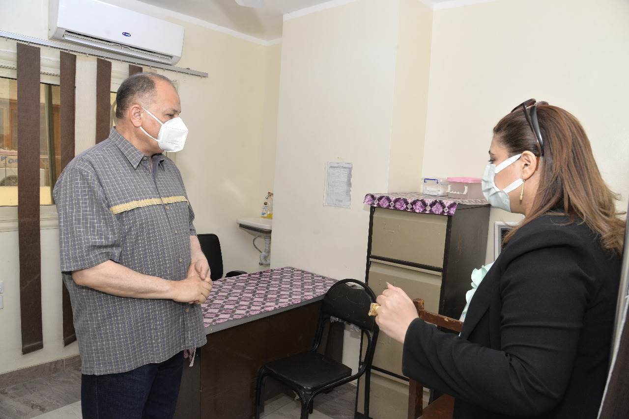 محافظ_أسيوط_يتفقد_سير_العمل_بمركز_تطعيم_المواطنين_بلقاح_كورونا_بمركز_رعاية_طفل_قلتة_(5)